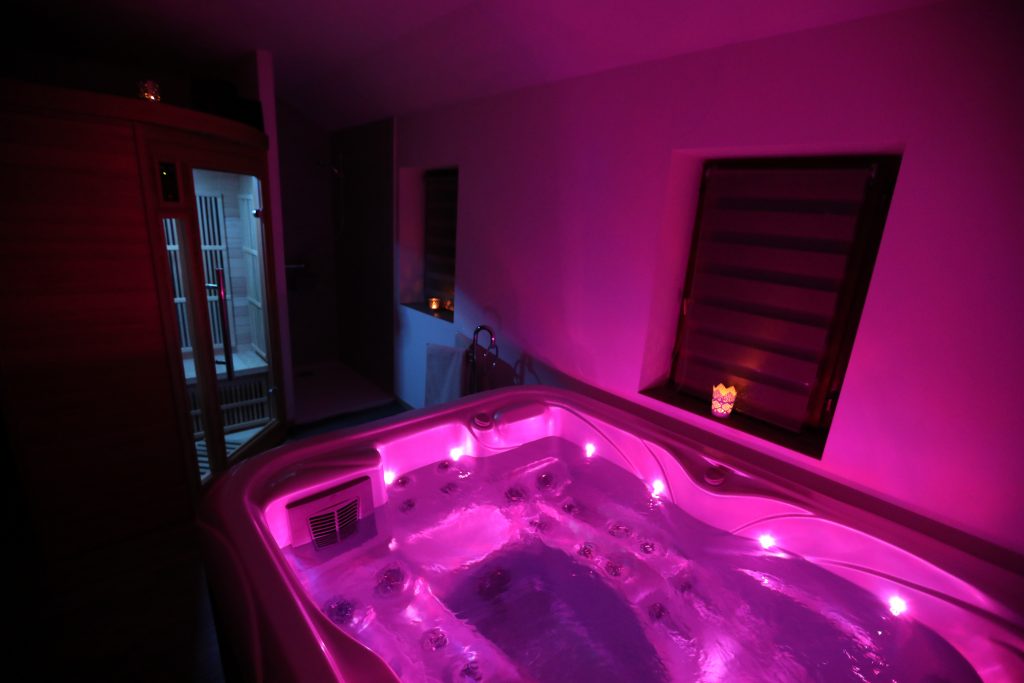 Jacuzzi privé à La Bercéenne hébergement insolite dans la sarthe